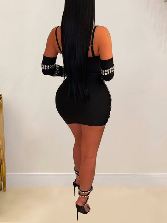 Vestido con tirantes finos y guantes de diamantes de imitación