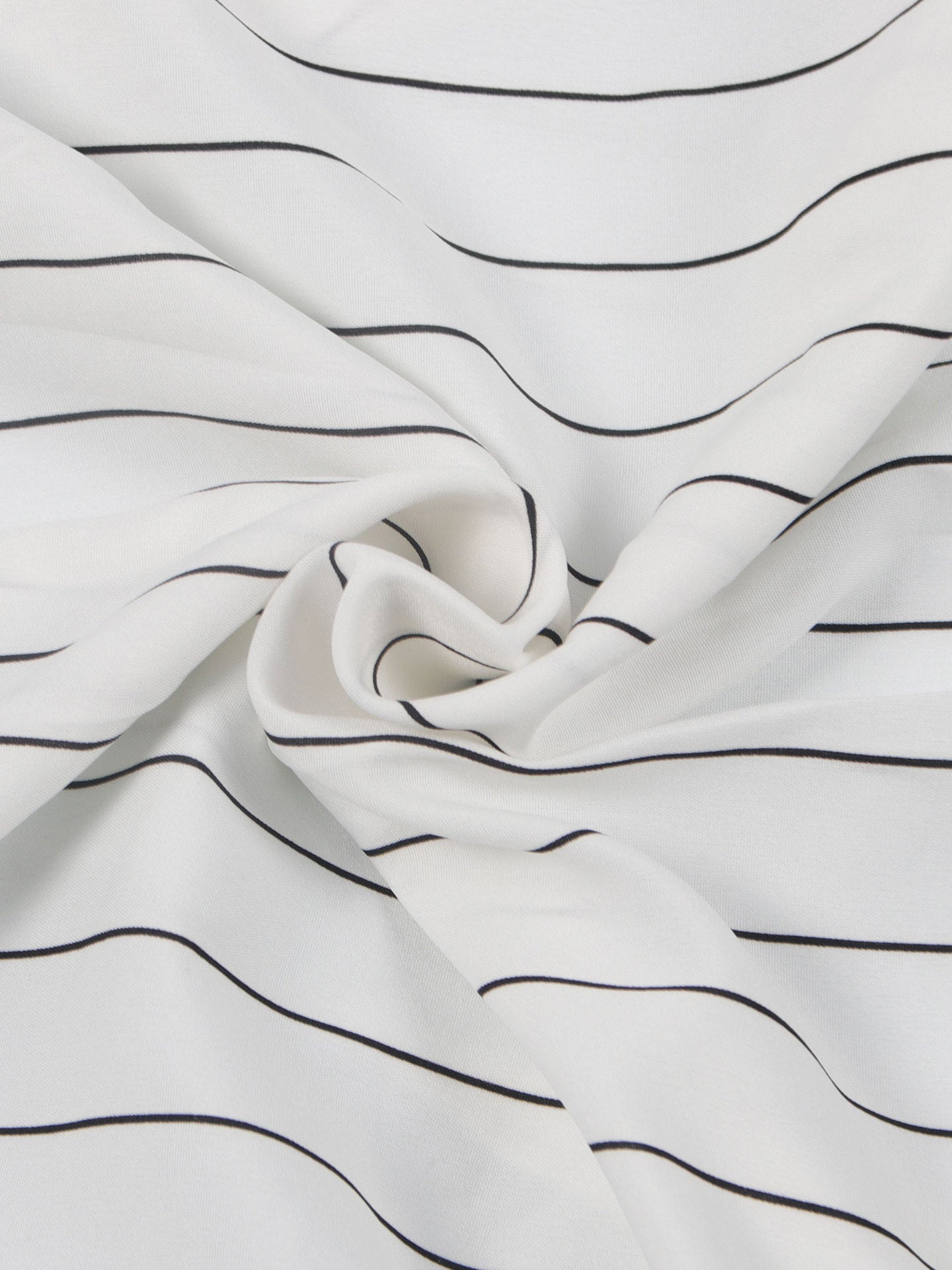 Vestido acampanado sin espalda con tiras cruzadas a rayas