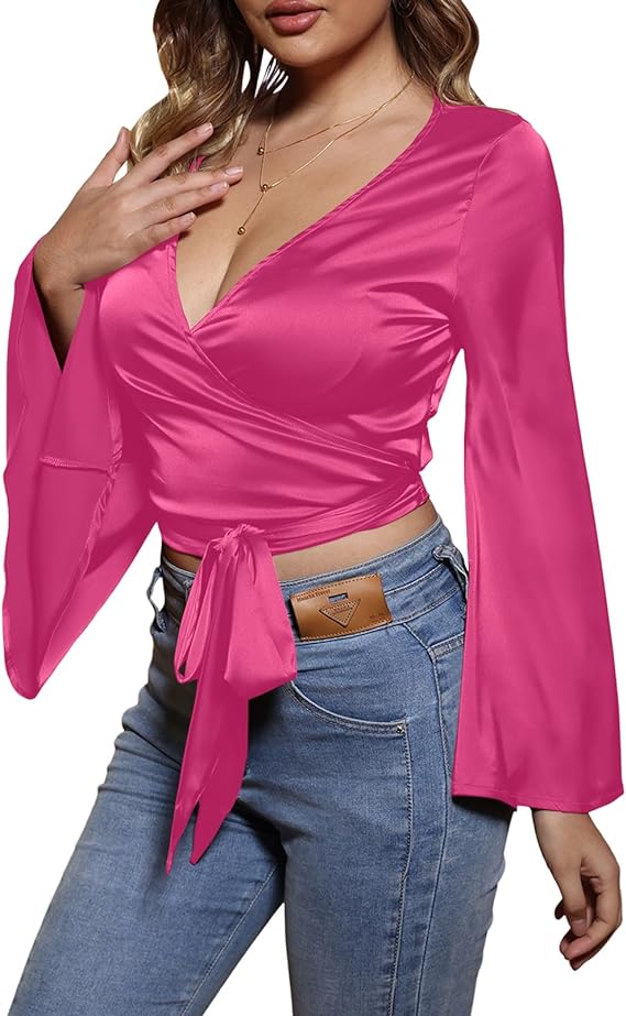 Tops de manga larga acampanados con cuello en V