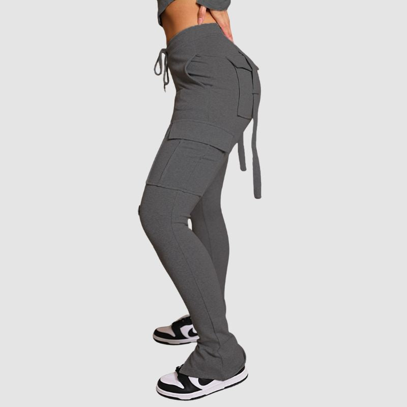 Pantalón cargo con abertura y cordón