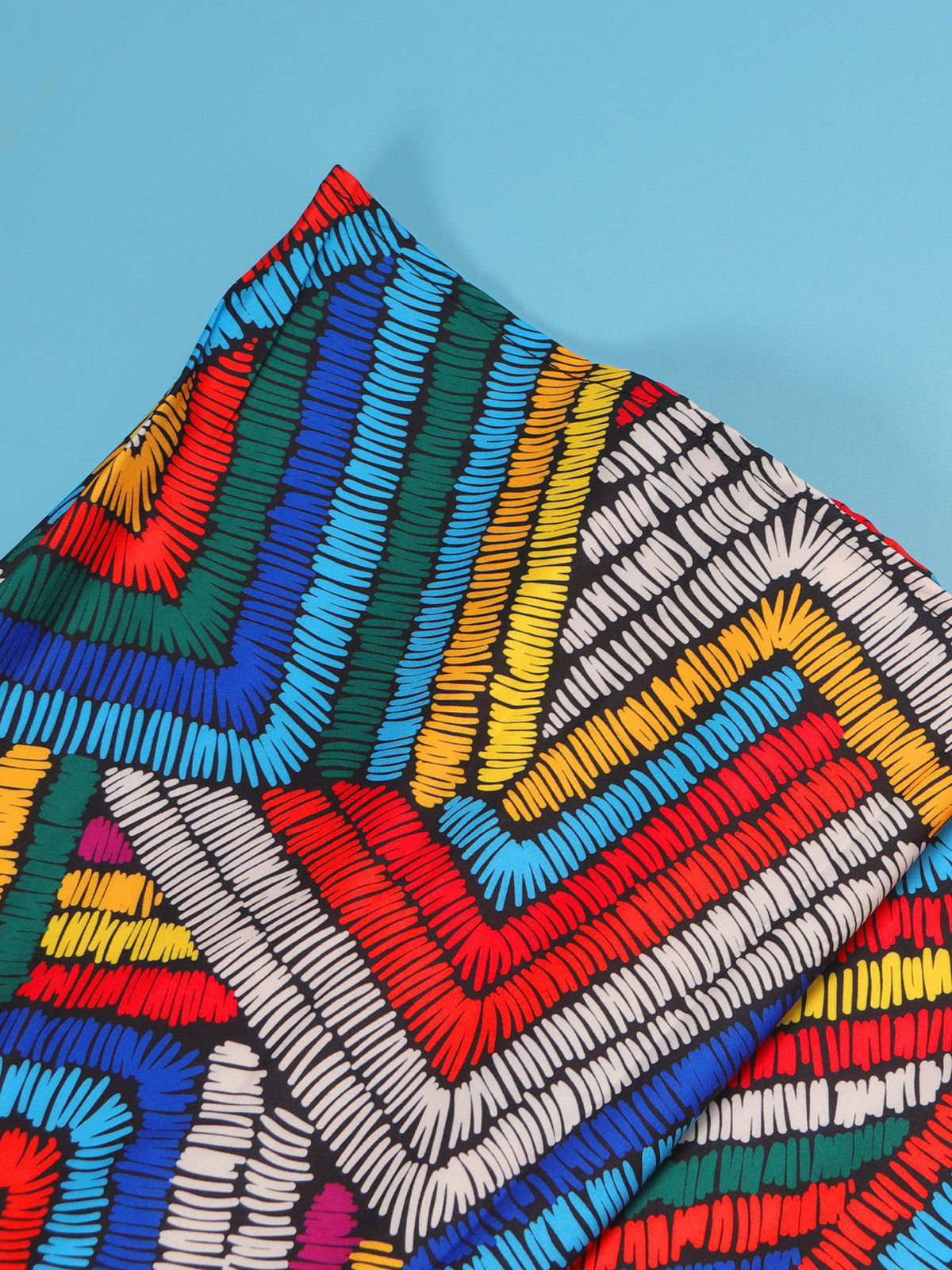 Vestido largo sin espalda con cuello halter y estampado colorido 