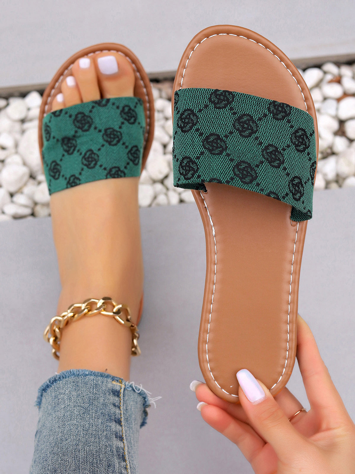 Chanclas planas con estampado informal 