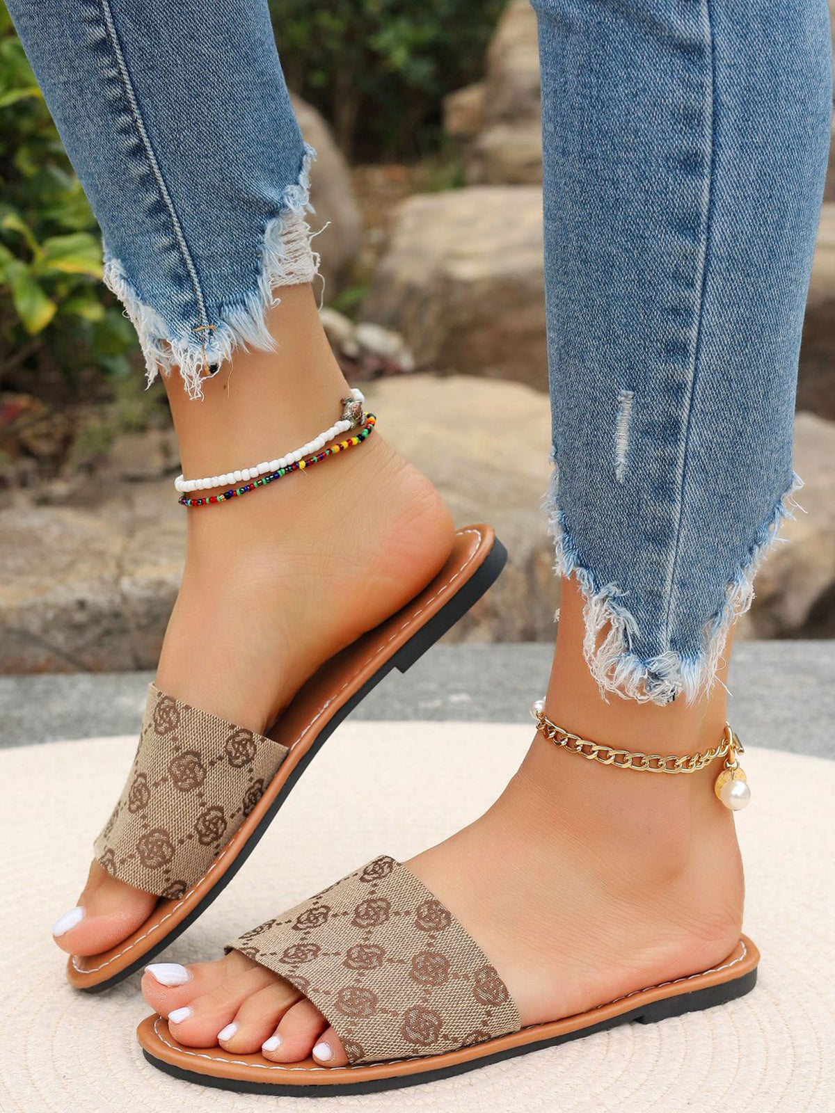 Chanclas planas con estampado informal 