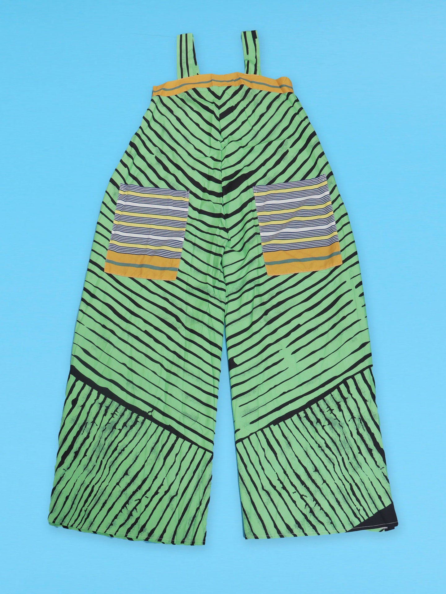 Mono de pierna ancha con bolsillos y estampado de tirantes 