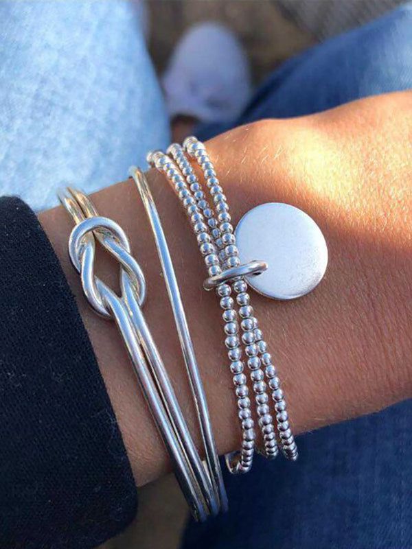 Pulsera minimalista con cuentas anudadas